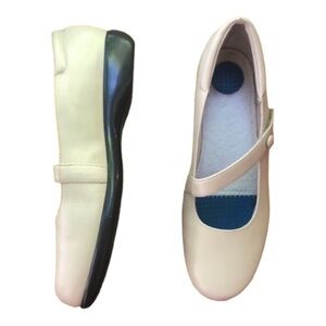 - Women’s Flat shoes Beautiful Vintage Size 9 M